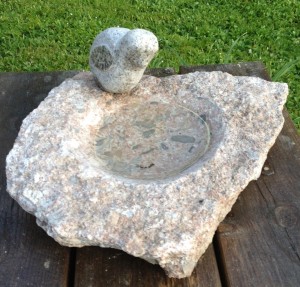 FÃ¥gelbad i kalksten och granit